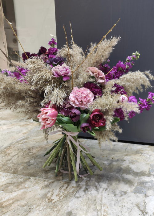 Buchet floral mov cu matthiole, lalele si pampas [2]
