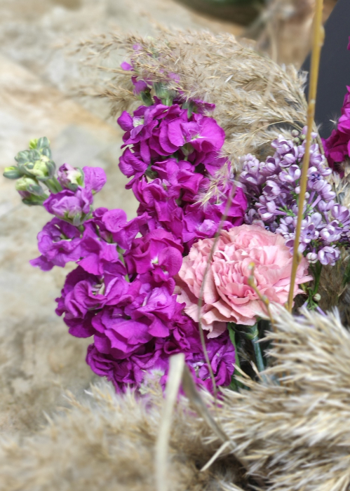 Buchet floral mov cu matthiole, lalele si pampas [5]