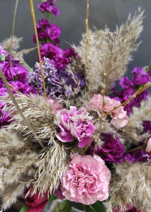 Buchet floral mov cu matthiole, lalele si pampas [4]