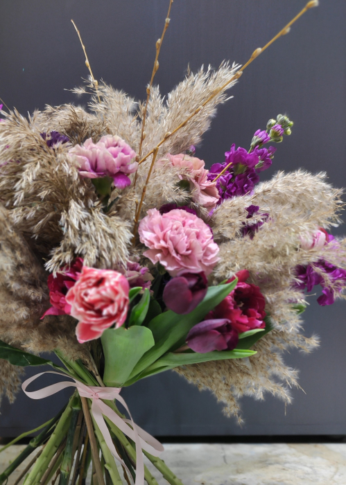 Buchet floral mov cu matthiole, lalele si pampas [3]