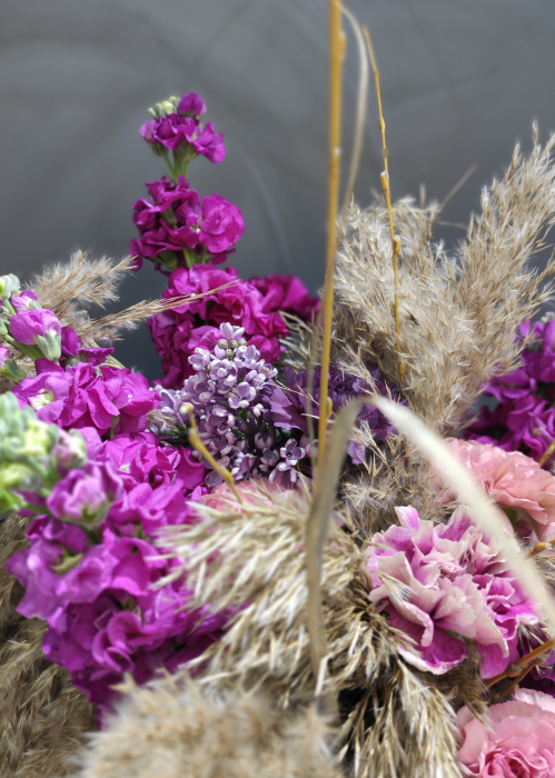 Buchet floral mov cu matthiole, lalele si pampas [7]