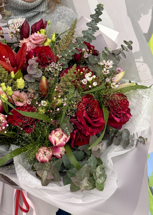 Buchet din flori rosii, din trandafiri, lisianthus, amaryllis, wax si alte flori de compozitie [3]