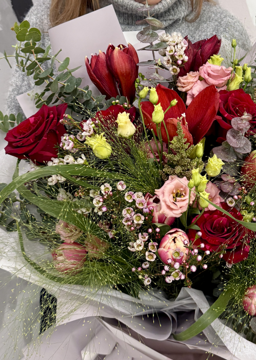 Buchet din flori rosii, din trandafiri, lisianthus, amaryllis, wax si alte flori de compozitie [2]