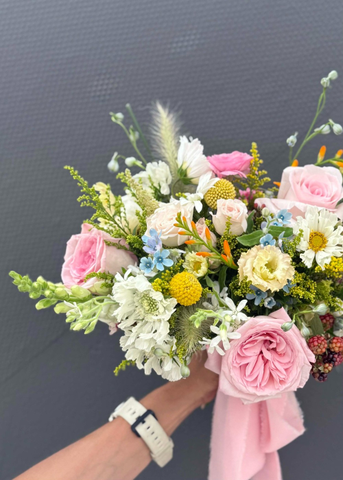 Buchet nasa din flori de camp scabiosa cosmos craspedia trandafiri [10]