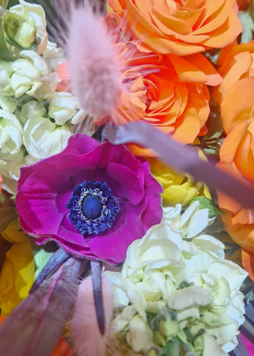 Buchet portocaliu din trandafiri, anemone si iris [2]