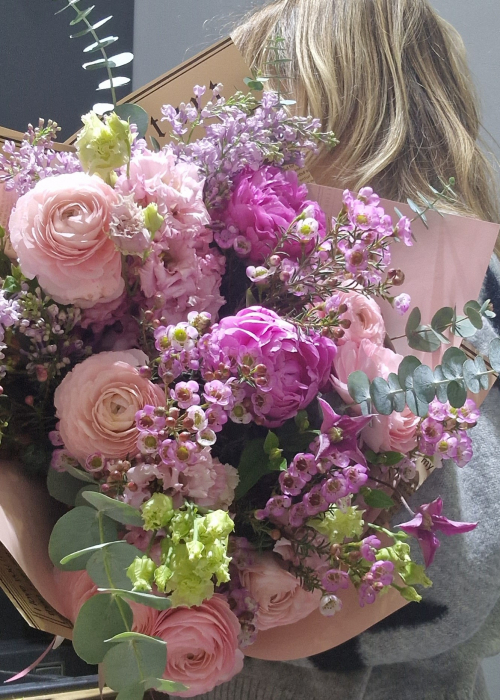 Buchet din flori roz mov cu liliac si bujori [1]
