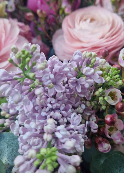 Buchet din flori roz mov cu liliac si bujori [2]