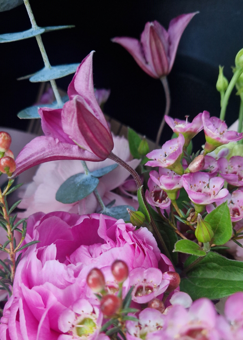 Buchet din flori roz mov cu liliac si bujori [5]