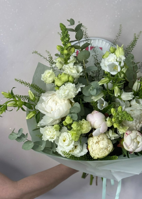 Buchet special din bujori albi si campanula [2]