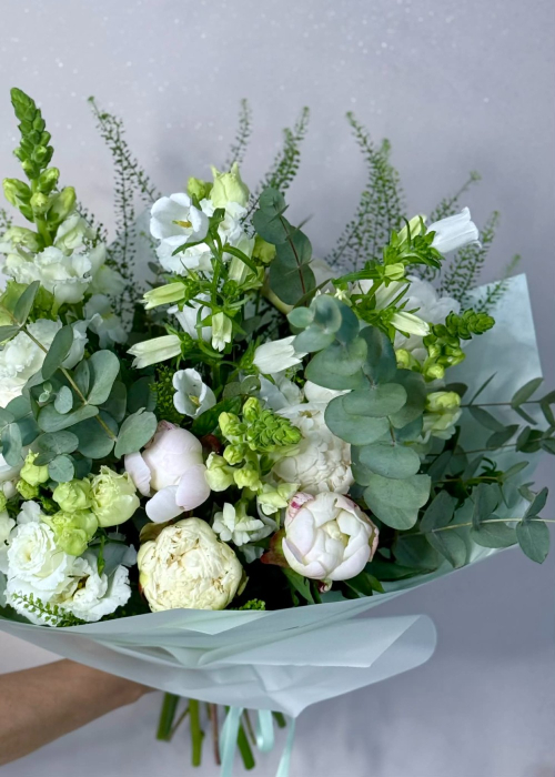 Buchet special din bujori albi si campanula [3]