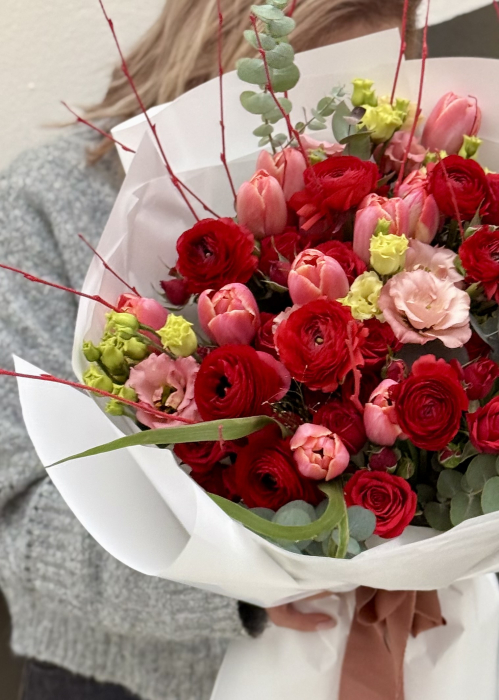 Buchet Valentine's day din trandafiri rosii ranunculus si lalele [3]