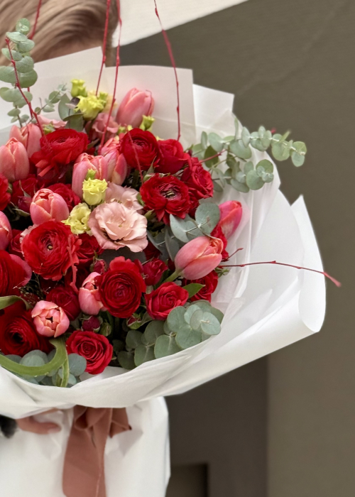 Buchet Valentine's day din trandafiri rosii ranunculus si lalele [4]