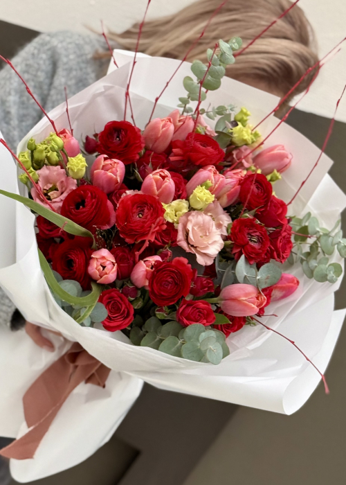 Buchet Valentine's day din trandafiri rosii ranunculus si lalele [5]