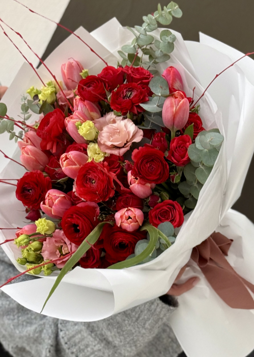 Buchet Valentine's day din trandafiri rosii ranunculus si lalele [2]