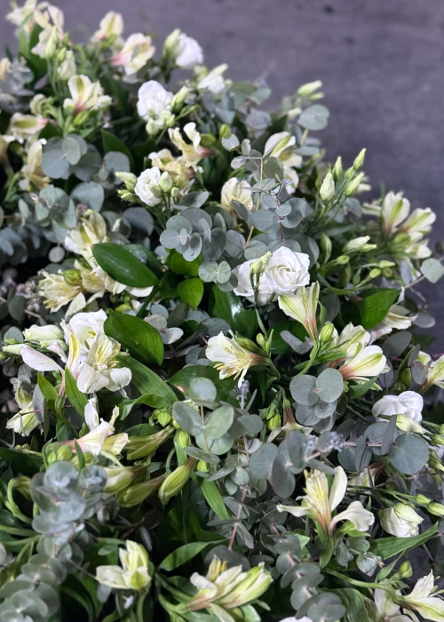 Coroana funerara alba cu trandafiri si anthurium [9]