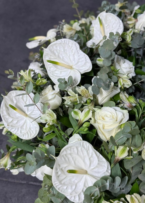 Coroana funerara alba cu trandafiri si anthurium [8]