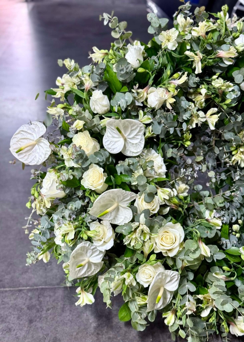 Coroana funerara alba cu trandafiri si anthurium [3]