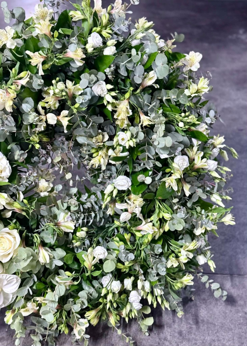 Coroana funerara alba cu trandafiri si anthurium [4]
