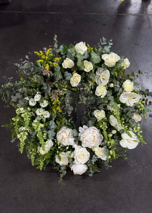 Coroana funerara premium alba  cu bujori si trandafiri [8]