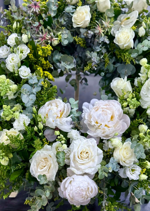 Coroana funerara premium alba  cu bujori si trandafiri [4]