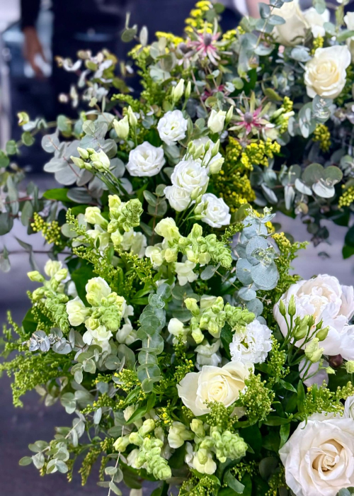 Coroana funerara premium alba  cu bujori si trandafiri [6]