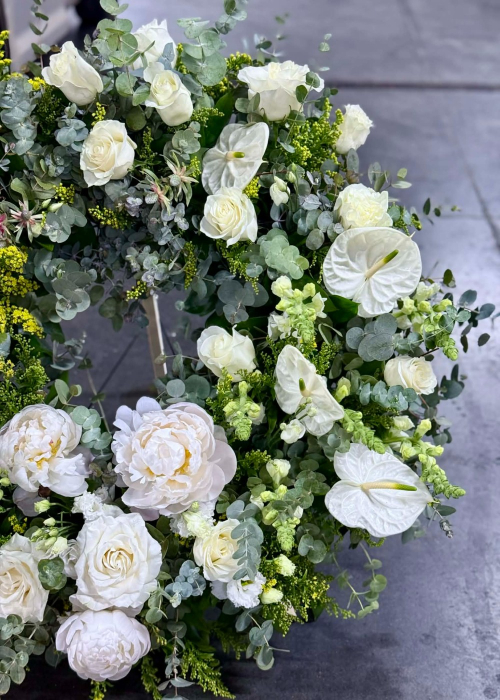 Coroana funerara premium alba  cu bujori si trandafiri [3]
