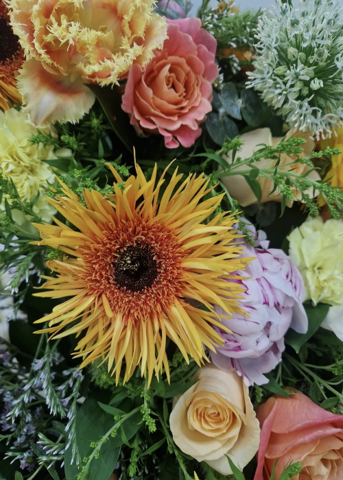 Coroana funerara din gerbere, ranunculus, garoafe, bujori [5]
