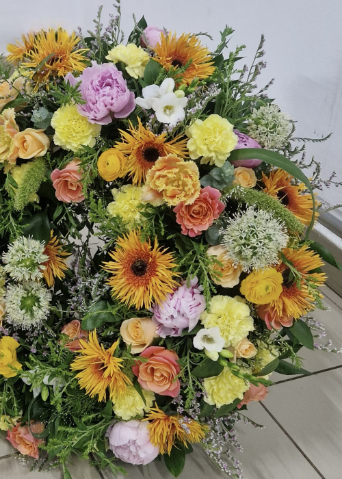 Coroana funerara din gerbere, ranunculus, garoafe, bujori [3]