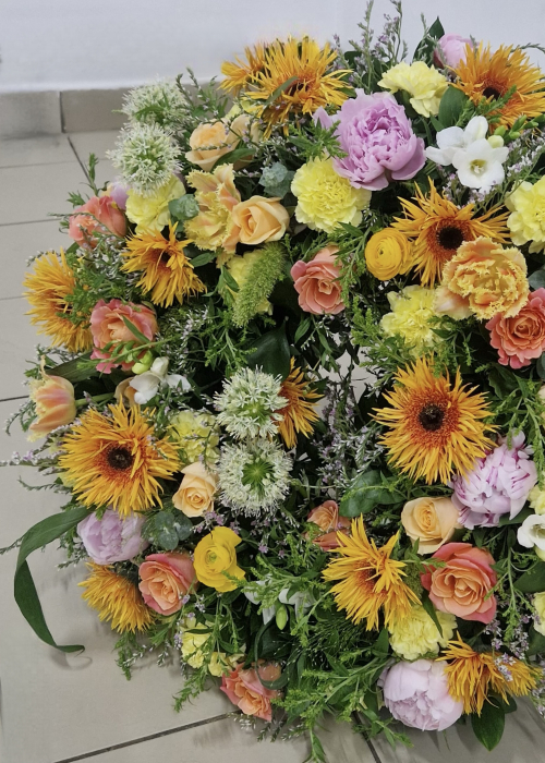 Coroana funerara din gerbere, ranunculus, garoafe, bujori [2]