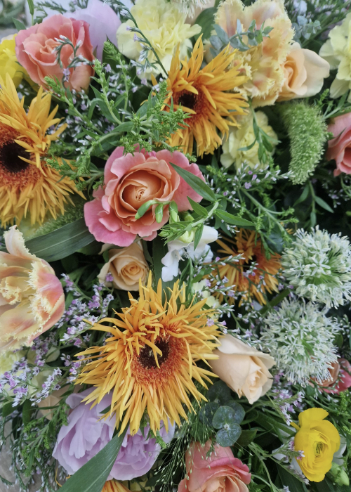 Coroana funerara din gerbere, ranunculus, garoafe, bujori [4]