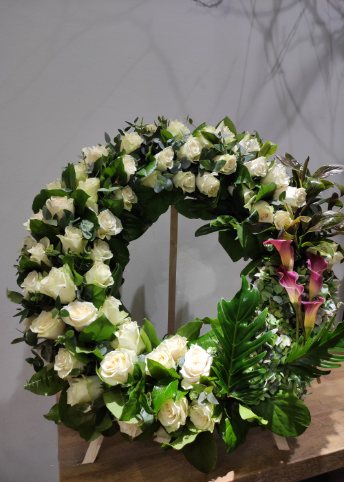 Coroana funerara cu trandafiri albi si cale roz mov [2]
