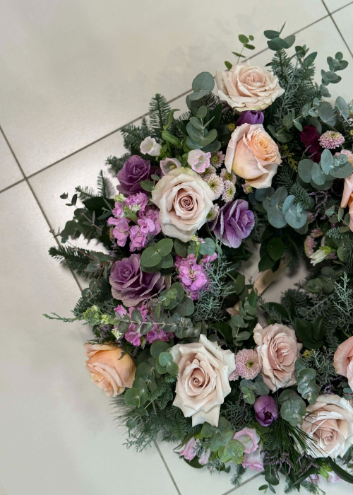 Coroana funerara pastel cu trandafiri somon si flori mov [2]