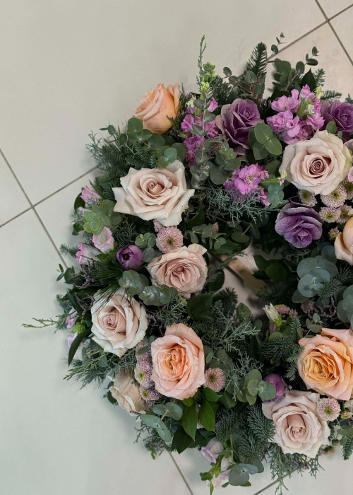 Coroana funerara pastel cu trandafiri somon si flori mov [8]