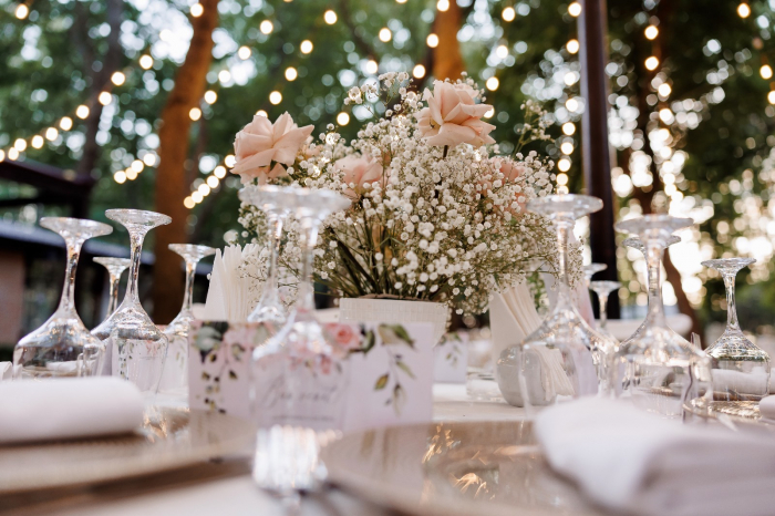 decor de nunta in padure cu gypsophila si trandafiri [8]