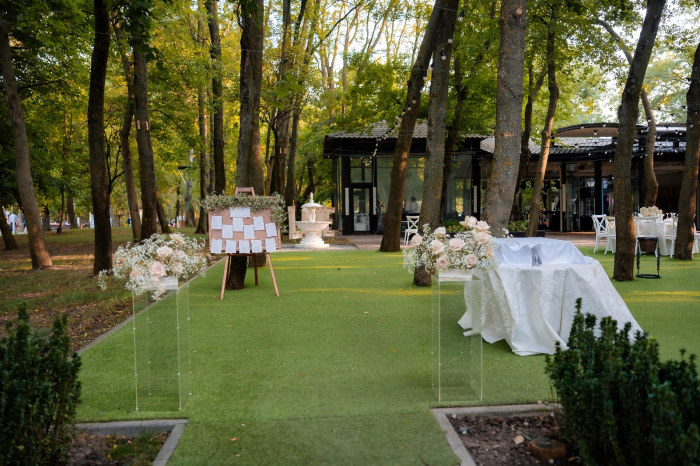 decor de nunta in padure cu gypsophila si trandafiri [5]