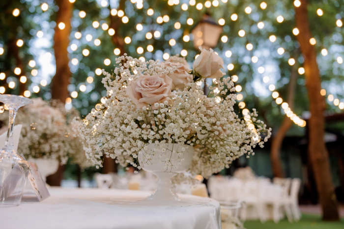 decor de nunta in padure cu gypsophila si trandafiri [4]