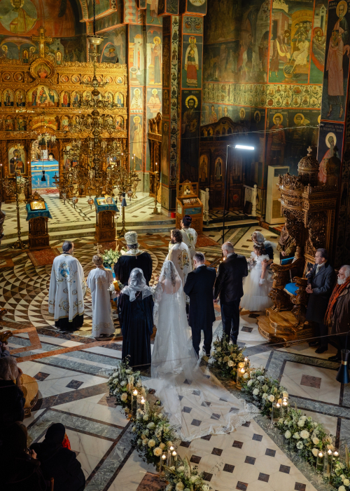 decor de nunta all white prezidiu curgator din hortensii albe photo corner din arcade de trandafiri albi [15]