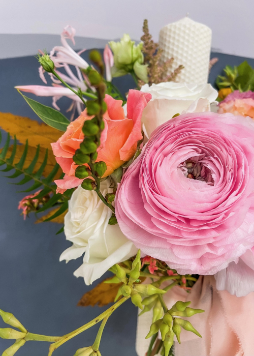 Lumanare de botez roz fetite din ceara naturala cu ranunculus [2]