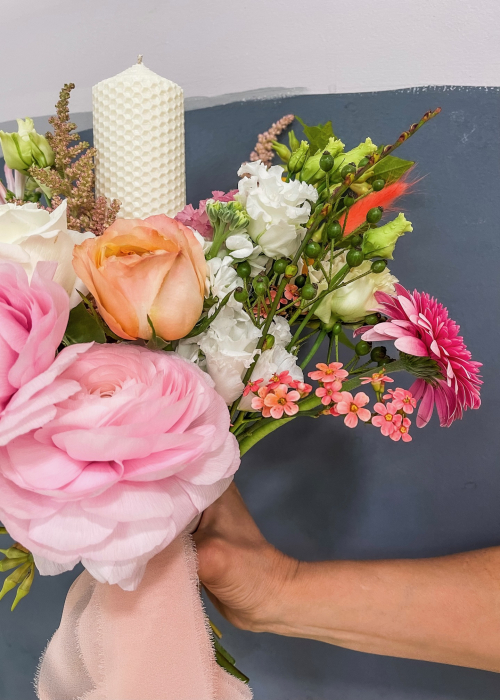 Lumanare de botez roz fetite din ceara naturala cu ranunculus [3]