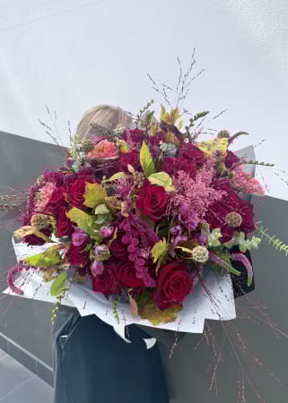PREMIUM - Buchet de lux cu trandafiri roșii, amaranthus și astilbe roz