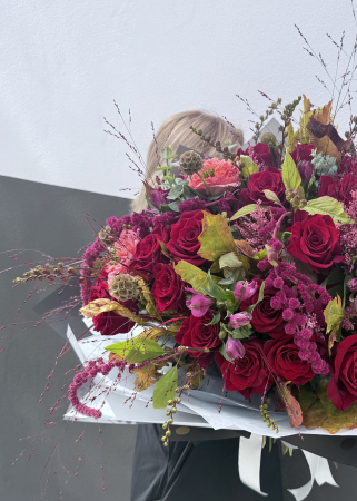 Buchet de lux cu trandafiri roșii, amaranthus și astilbe roz [6]