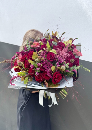 Buchet de lux cu trandafiri roșii, amaranthus și astilbe roz [7]