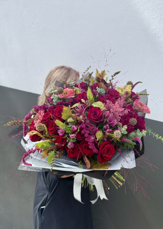 Buchet de lux cu trandafiri roșii, amaranthus și astilbe roz [8]