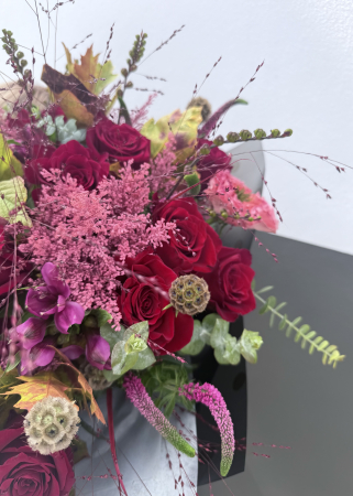 Buchet de lux cu trandafiri roșii, amaranthus și astilbe roz [4]