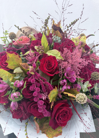 Buchet de lux cu trandafiri roșii, amaranthus și astilbe roz [3]