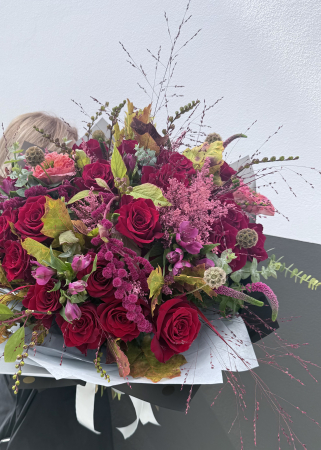 Buchet de lux cu trandafiri roșii, amaranthus și astilbe roz [5]