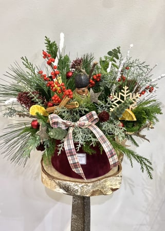 BUCHETE & ARANJAMENTE - Aranjament de Craciun cu texturi de brad, ilex, scortisoara si portocale