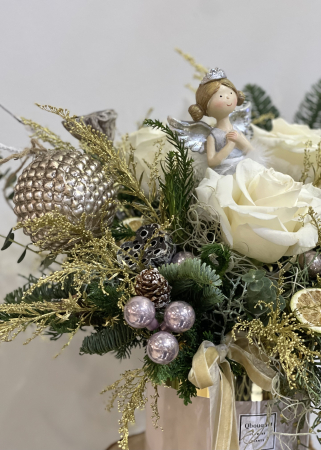 Aranjament de Craciun cu trandafiri albi si inger alb [1]
