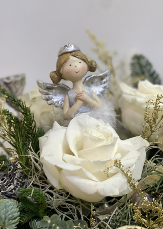 Aranjament de Craciun cu trandafiri albi si inger alb [2]