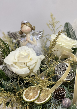 Aranjament de Craciun cu trandafiri albi si inger alb [4]